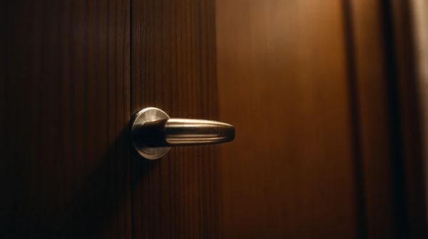 Les meilleures méthodes pour isoler efficacement votre porte d'entrée